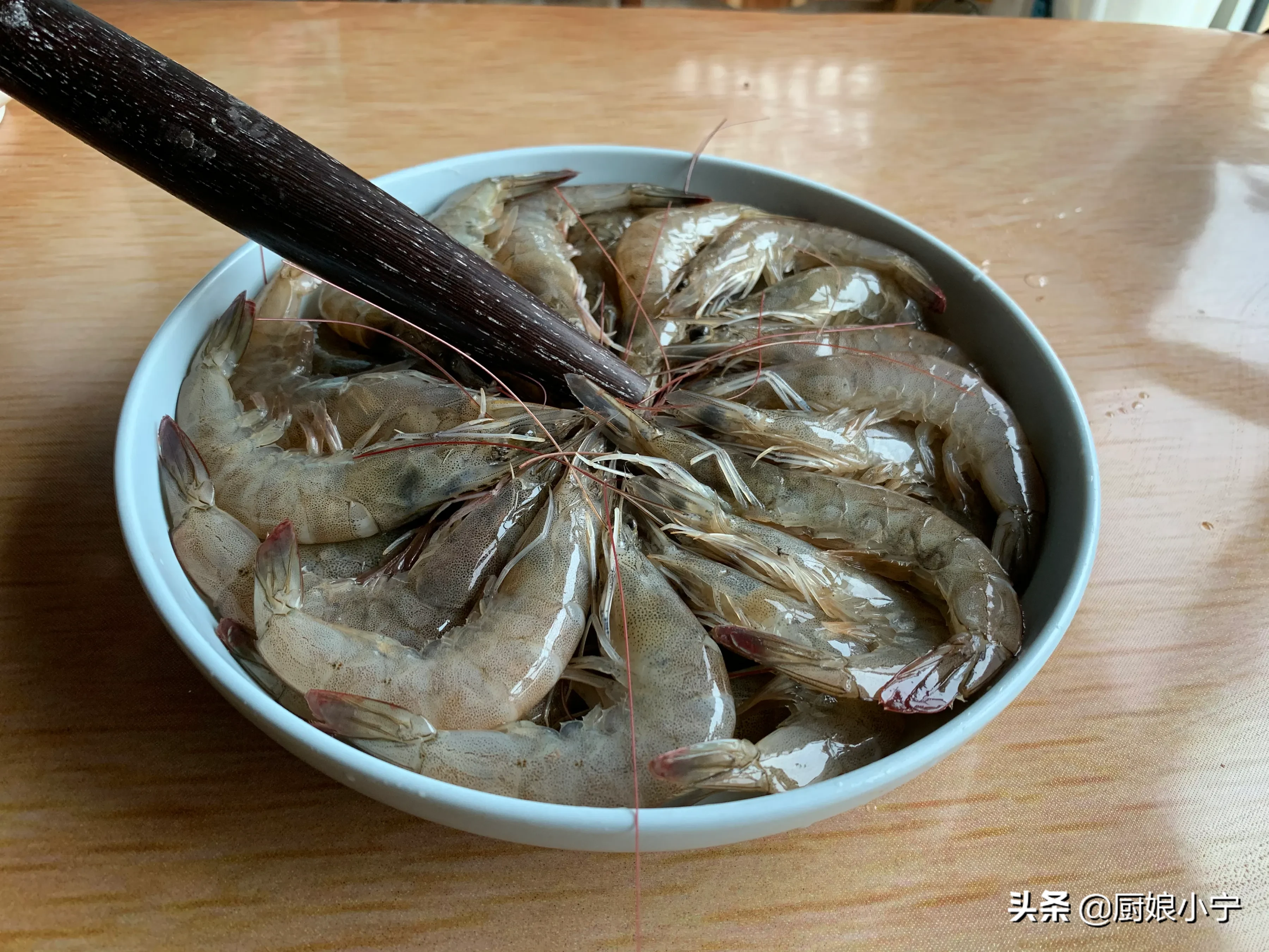 爱吃大虾试试这做法，不用一滴油，金黄酥脆，孩子补钙长大个