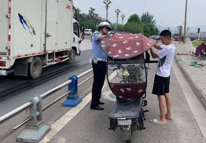 驾驶电动车、三轮车，老年代步车上路，要带哪些证件？一次说齐全