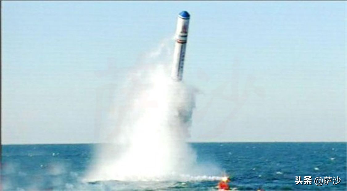 094升格为核潜艇和西方依然有很大的差距吗。1988年9月27日潜水艇水中导弹发射