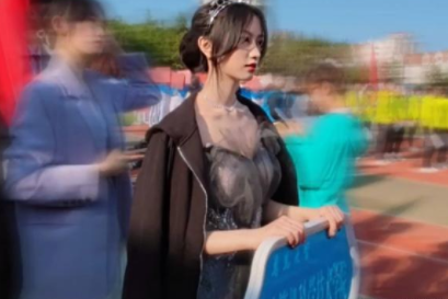 青岛大学举牌小姐姐火了，美若天仙，网友调侃：是青大“高攀”了