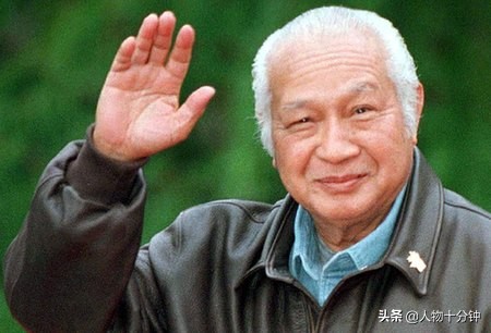 他是世界头号贪官，执政32年屠杀50万华人却得善终，子女个个巨富