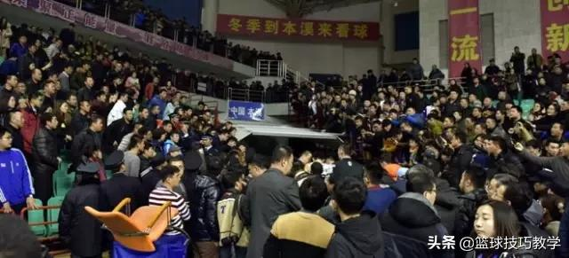 为什么nba上篮总是摔倒(郭艾伦上篮摔倒！神秘女子大喊：摔死你！球迷骂人几时休？)