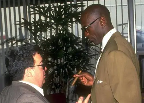 98篮球网nba直播吧（NBA纪实连载27：98年带领内忧外患的公牛三连冠，乔丹彻底封神上卷）