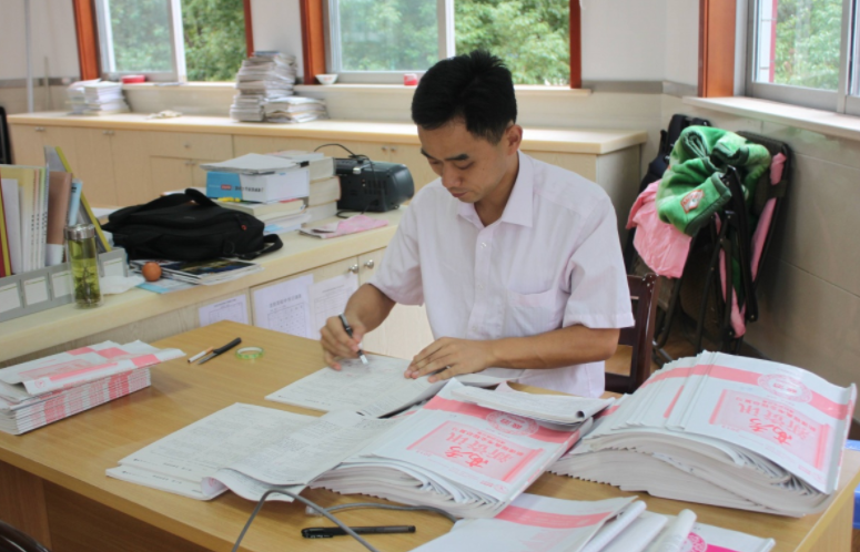 教师的职称从十级到七级，工资差的真不是一星半点，看后深表同情