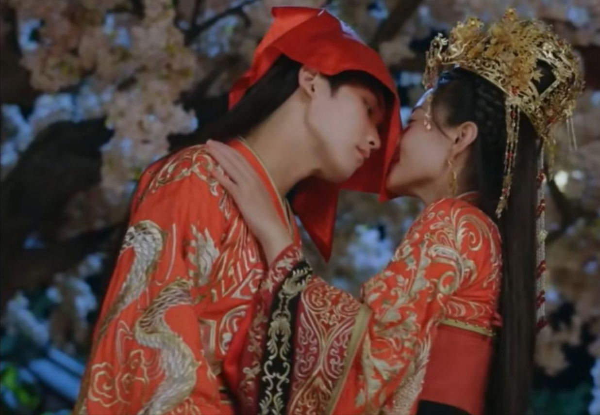 一人分饰三角,吻戏不断,但看完《双世宠妃》我夸不出口