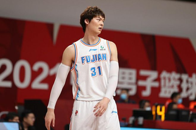 上海大鲨鱼nba为什么(王哲林和上海大鲨鱼，他们为什么彼此需要？)