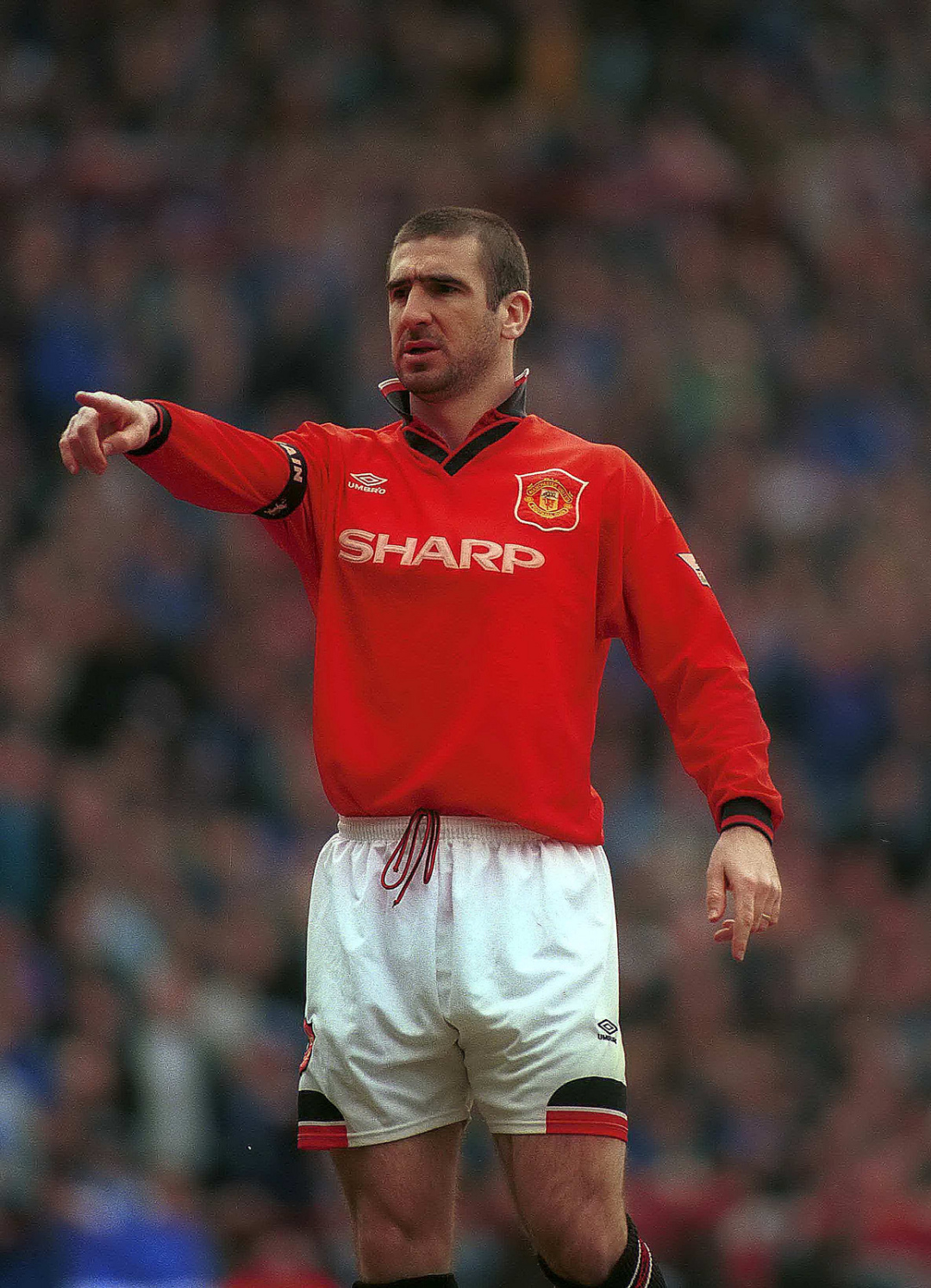 坎通纳飞踹图片(这名飞踹英国球迷的法国人,为什么能成为英国俱乐部的