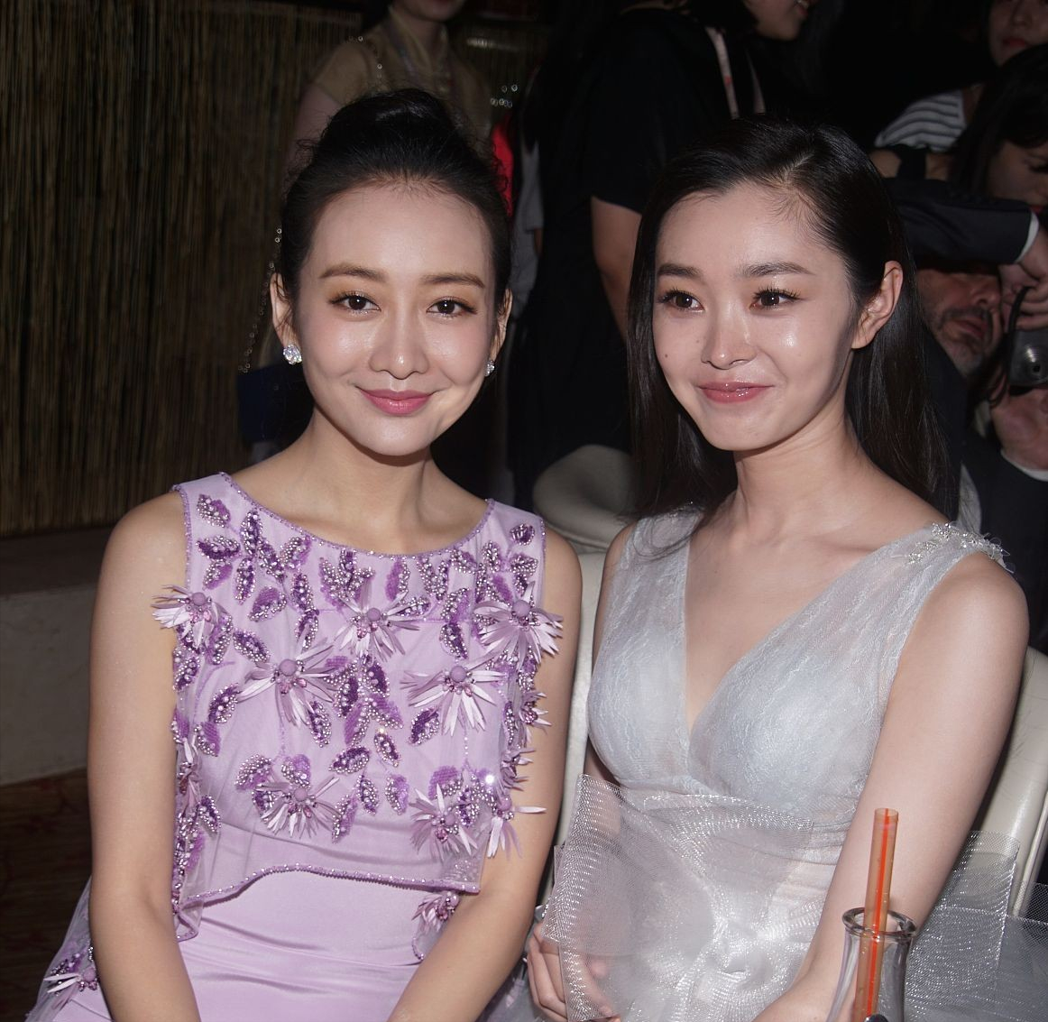 王鸥盘发显端庄,宋轶长发很温柔,两人展现女性的不同魅力