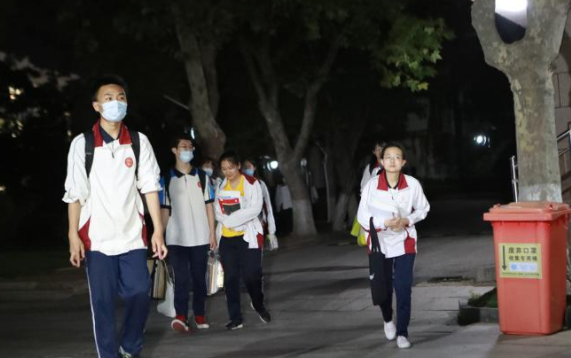 高三时家长要不要去陪读？一位母亲的亲身经历表示，选错苦不堪言