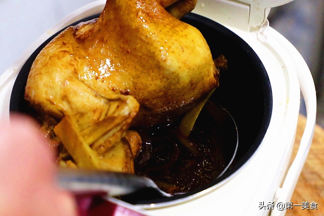 电饭锅焖鸡做法（电饭锅焖鸡不放水油软烂脱骨香嫩入味）