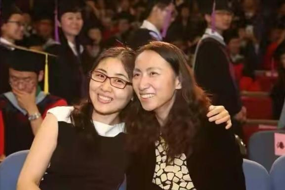 “最强姐妹花”：走出清华后，一个当上科学家，一个成为商业精英