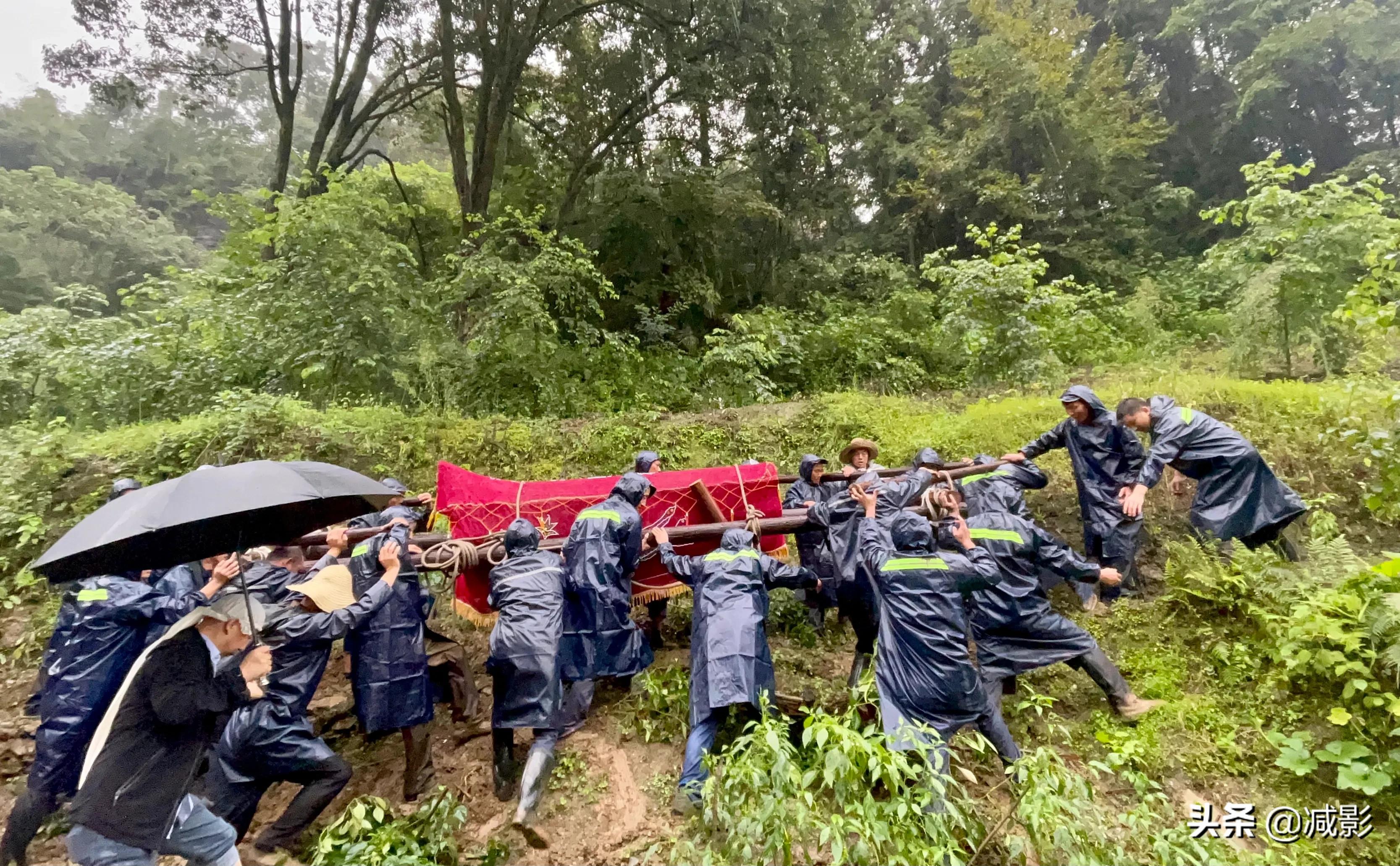 秦巴山区的葬礼，棺材800斤重需8人抬