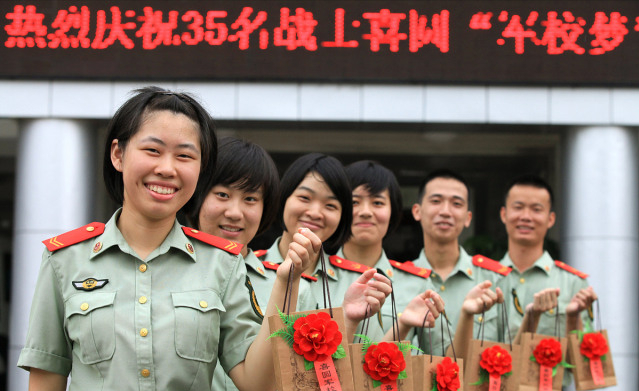 专科大一去当兵，义务兵期满是“退伍”还是“留队”好？