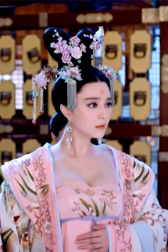 唐朝贵族女子为何喜欢袒胸装,是时尚高贵还是观念开放?