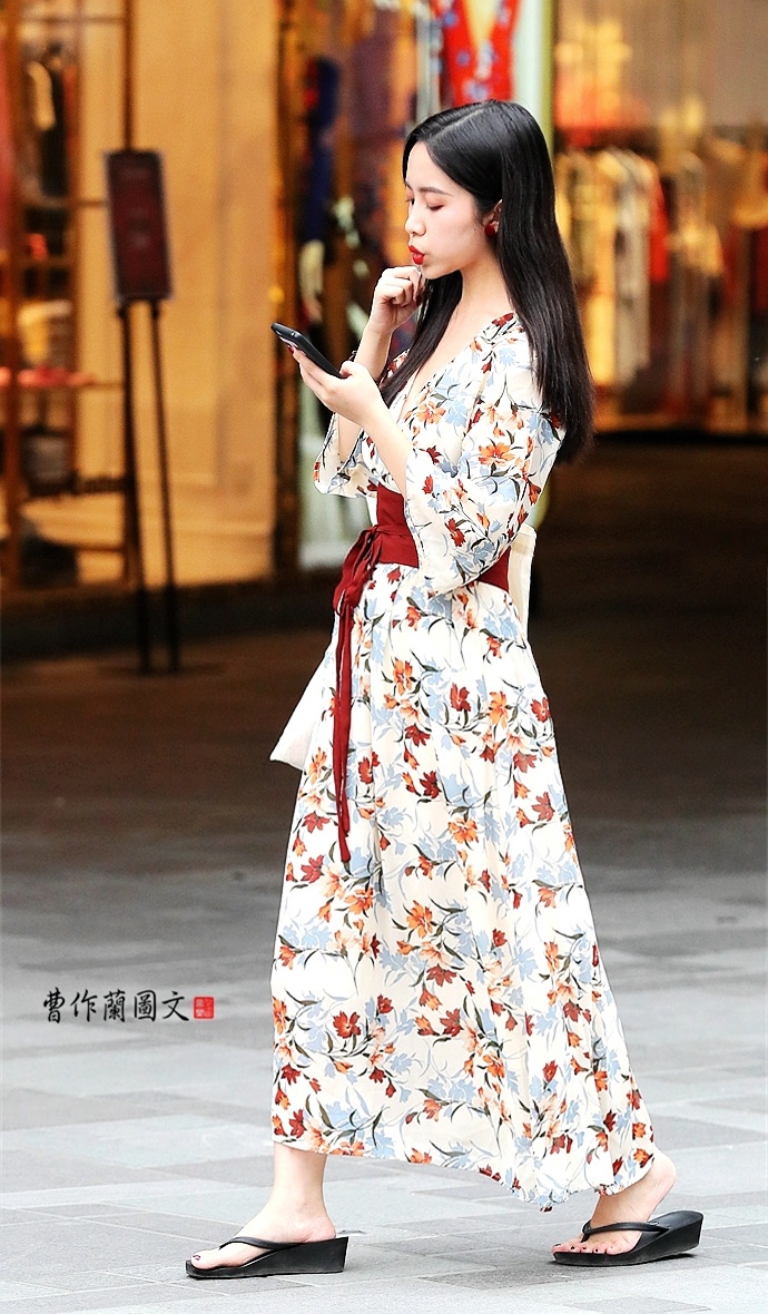 街拍：凸显个性的人字拖美女