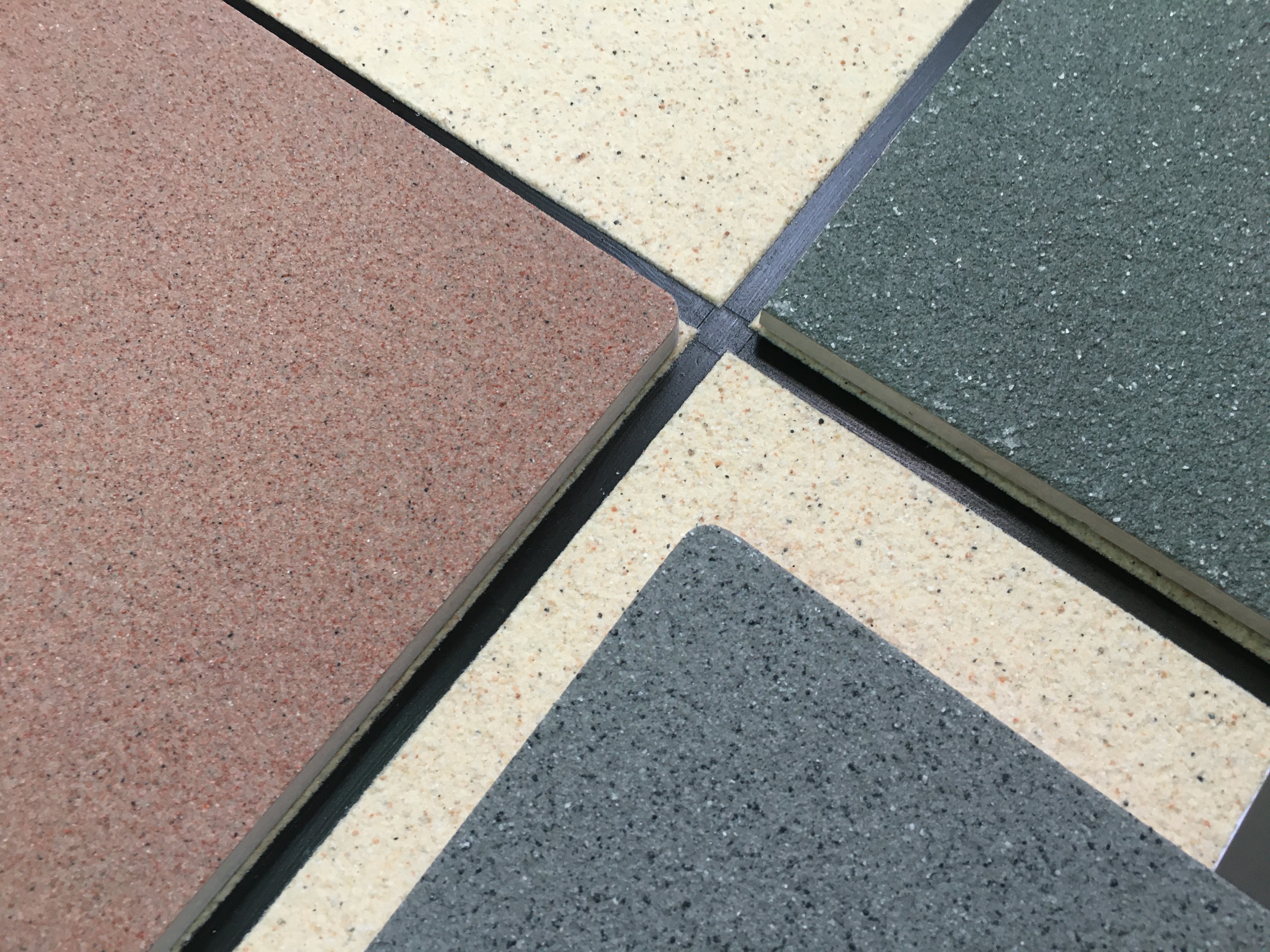 它做出来的效果表面凹凸有致,质感强烈,是第一代的仿石漆产品