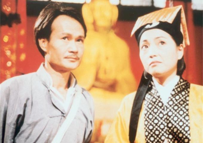 但是苑琼丹也不死心,甚至在某次林正英又以自己能走拒绝她用车送回家