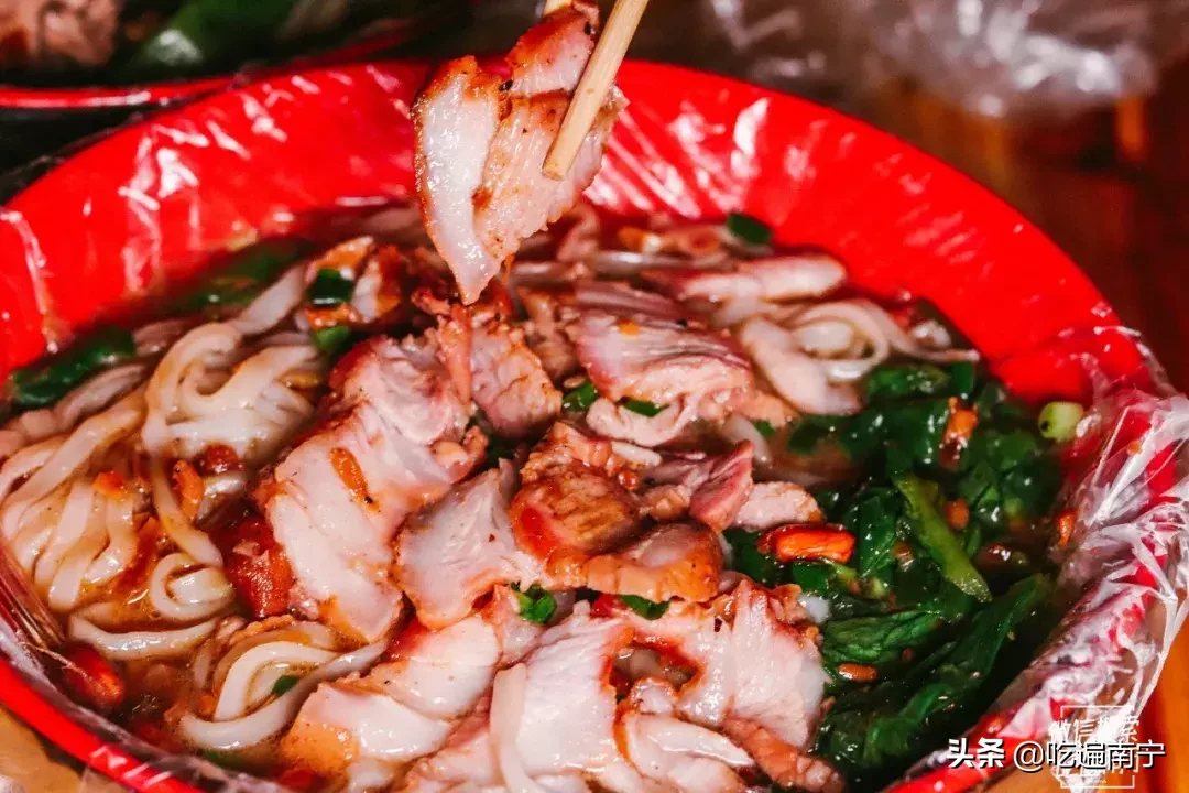 这家晚上10点半才开摊的烧鸭粉!还没开摊就有人在排队