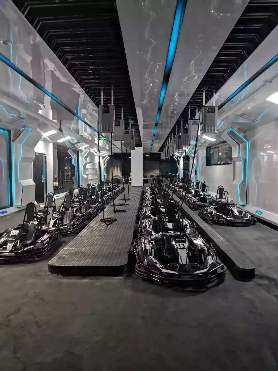 有多"豪"wutever是一个集合全西南最大,最豪华的卡丁车赛车场及酒吧