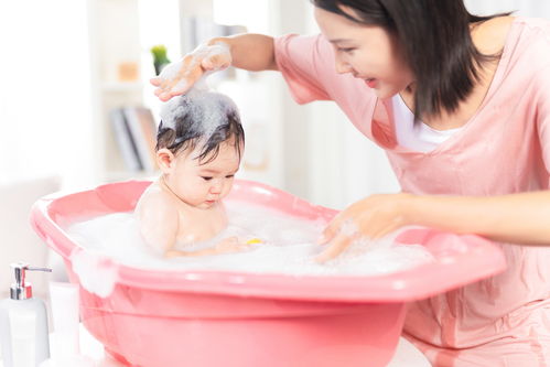 婴儿洗澡温度（夏日如何安排宝宝沐浴）