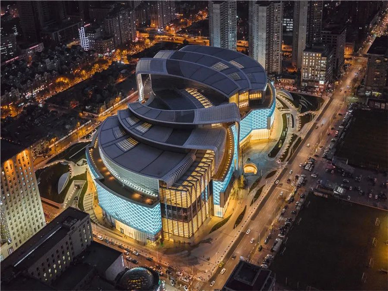 大连地标恒隆广场,总面积23万平方米,集商娱于一体的大型商场