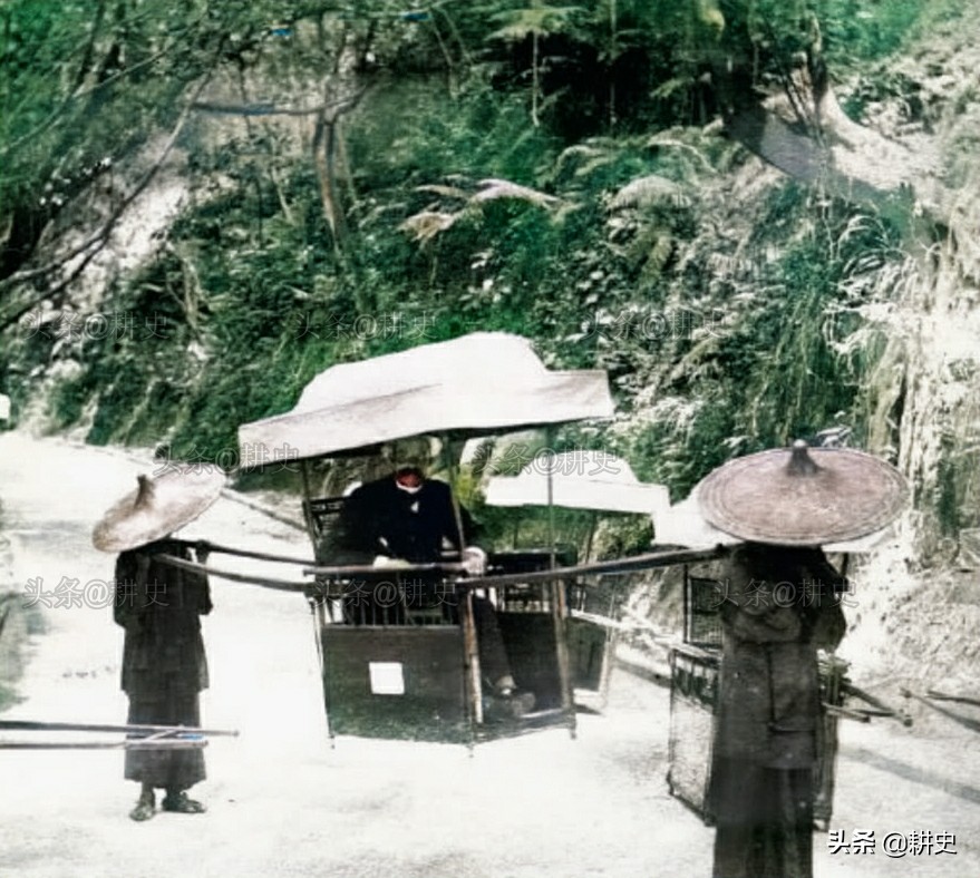 古代女人被折磨的图片(晚清老照片，女子通奸被示众，正缠足的娃娃，图19站笼中活活吊死)