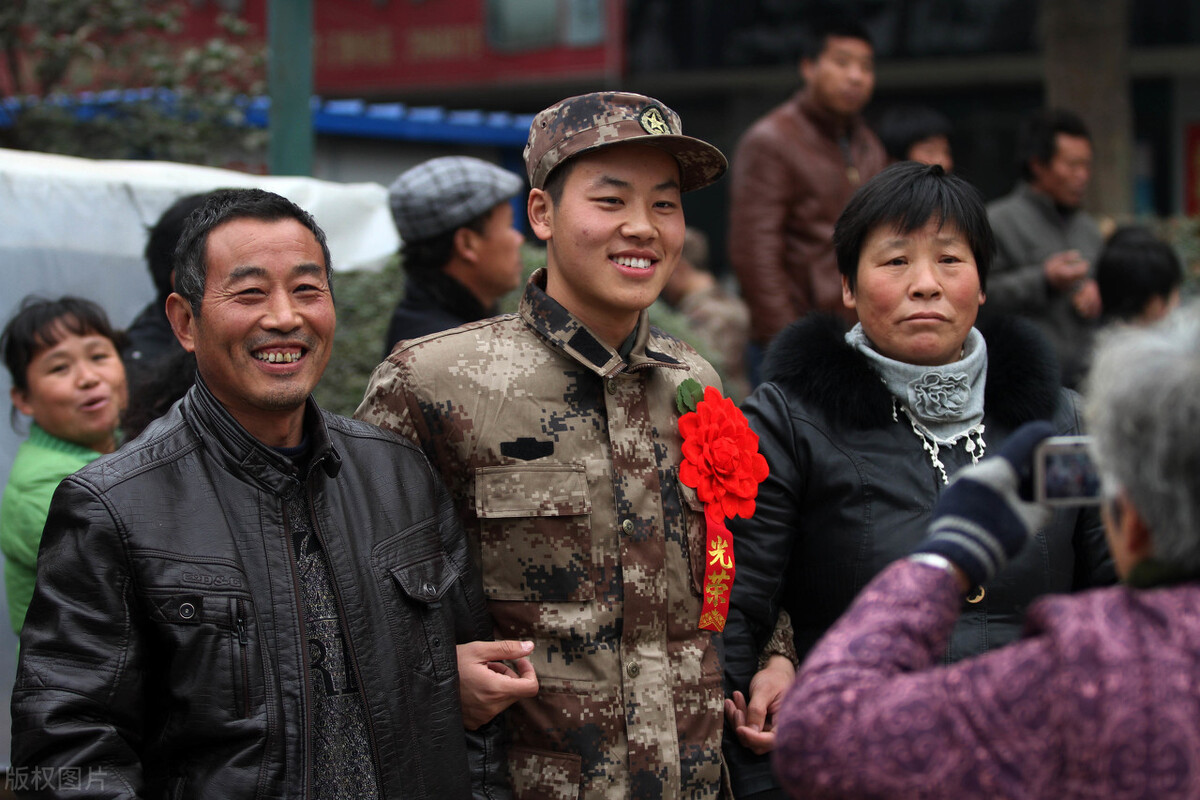 大学在读期间当兵，是很好的选择，我给小李这样分析