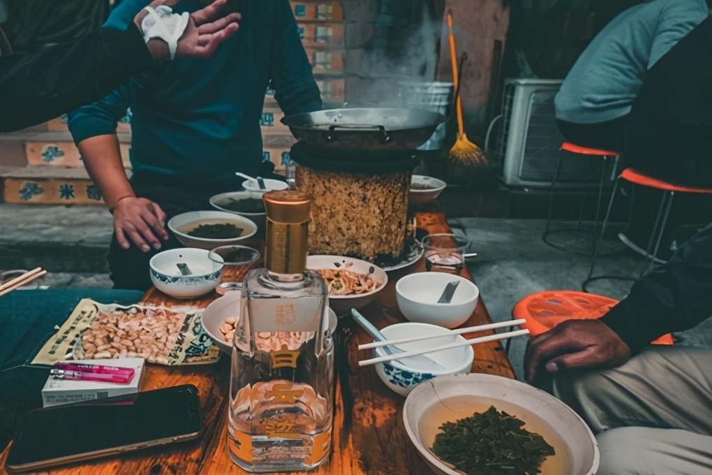 标题：晨光微露，浅酌一口酒香沁心脾