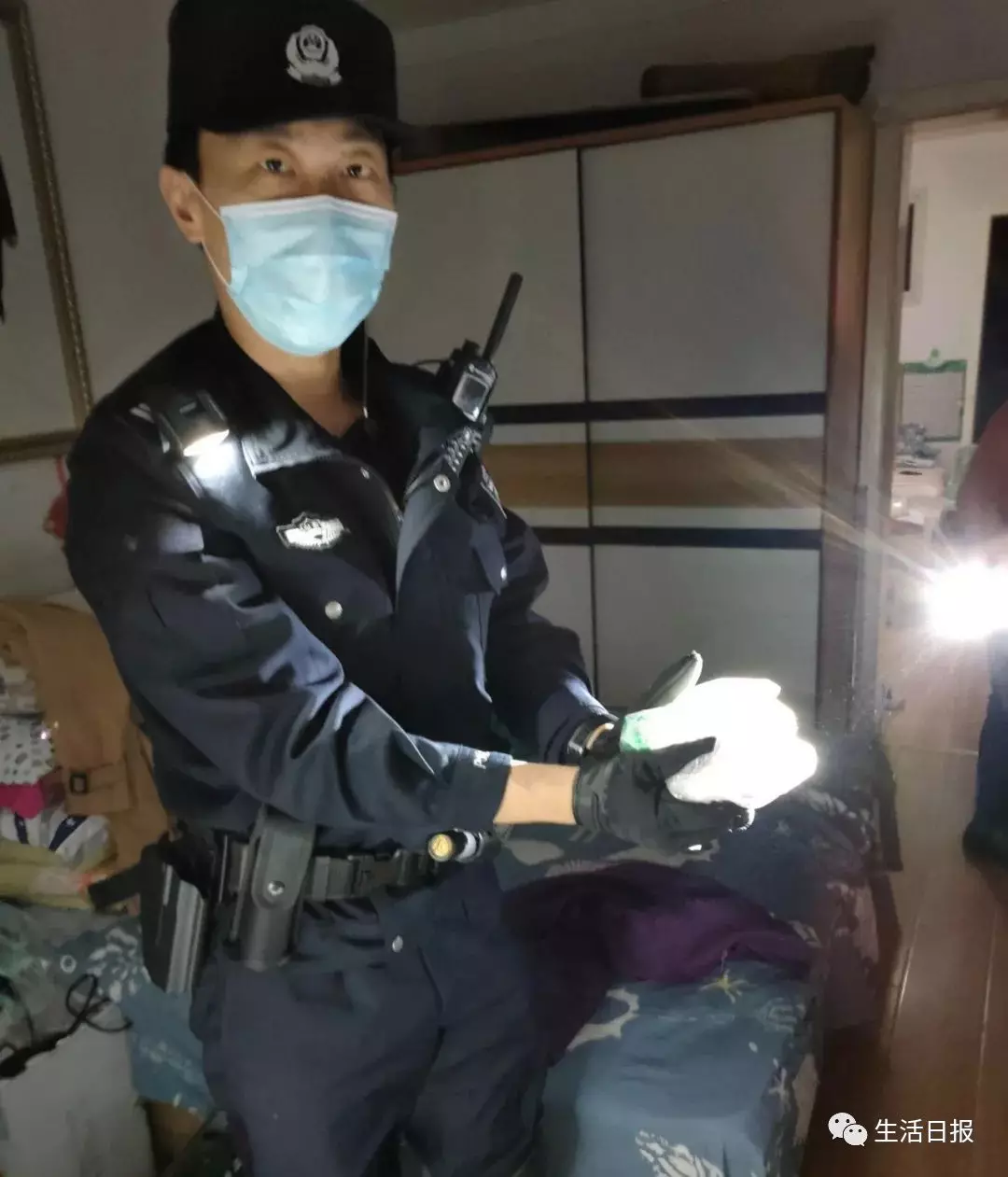 吓坏了！蝙蝠闯入家中倒挂在花盆上！山东民警一招制“敌”