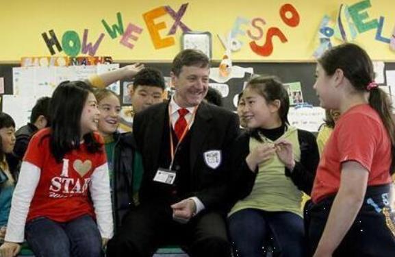 中小学家长将迎来好消息，民办学校或将被停办，家长拍手叫好