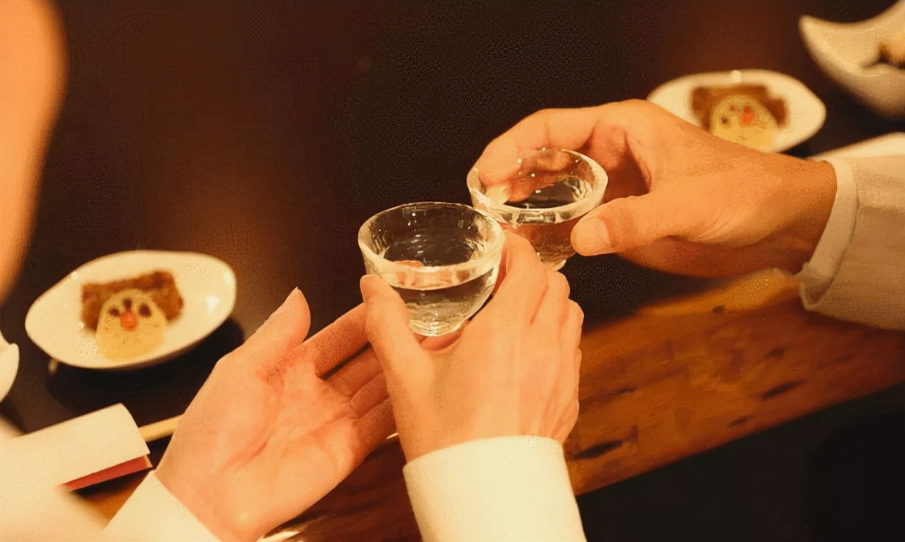 酒桌上,给领导敬酒,只说"我敬你"太简单,试试这3句话