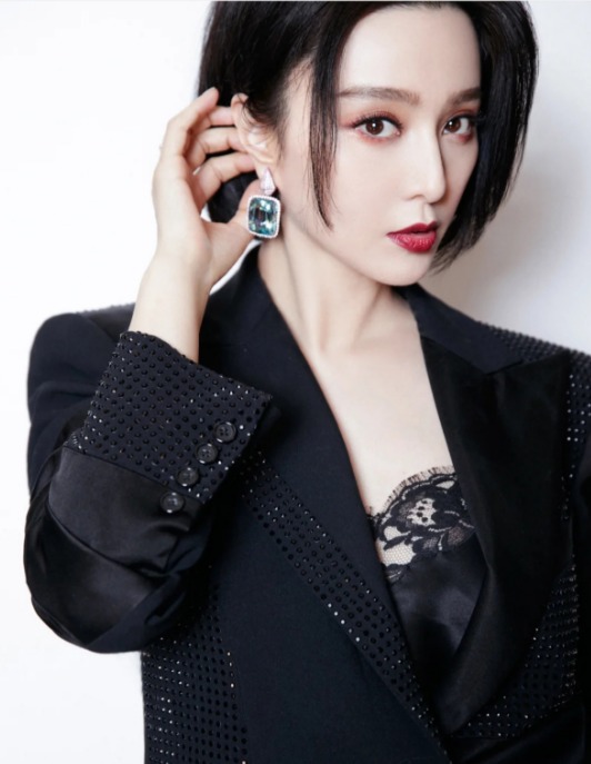 范冰冰无删除浴室(范冰冰浴室堪比"后宫",看到满屏的护肤品,殷实家底