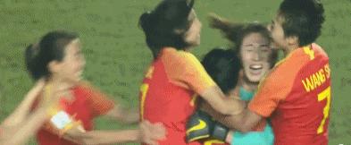 点球大战4-2赢巴西！中国女足夺冠笑开了花，疯狂拥抱庆祝
