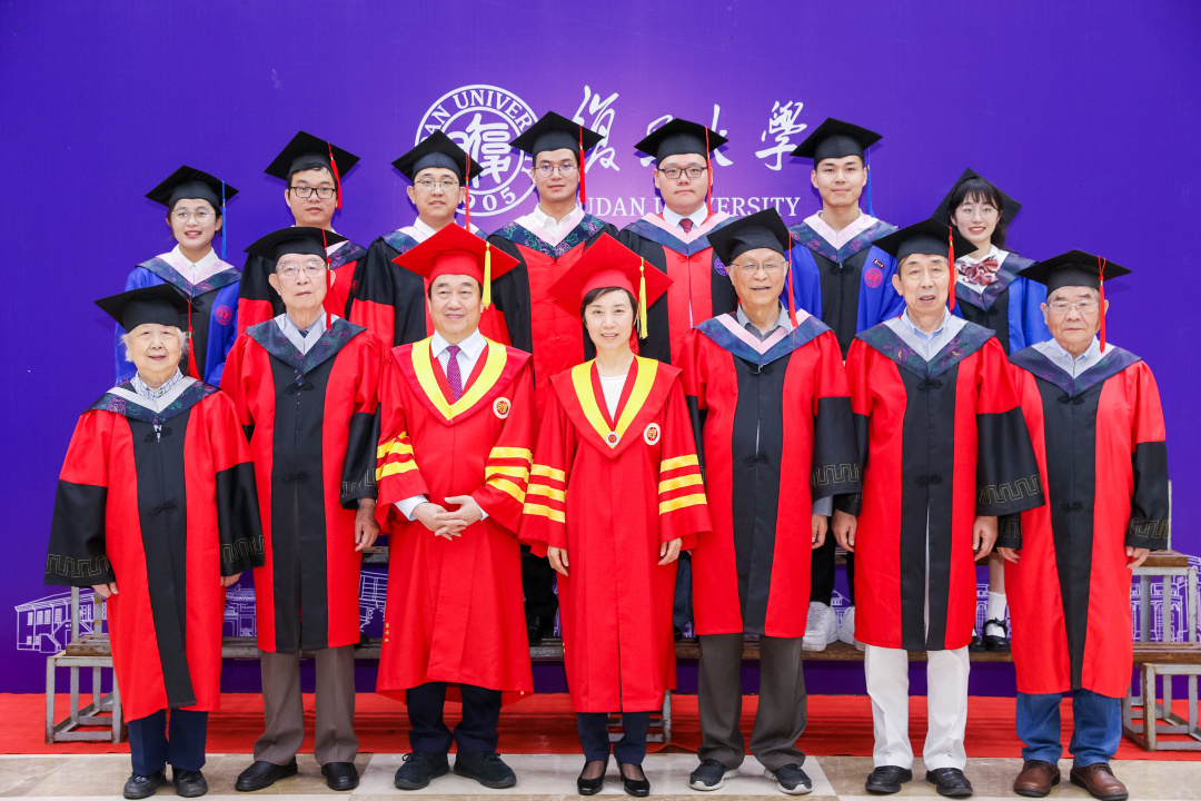 毕业季，复旦大学书记校长喊毕业生合影啦！