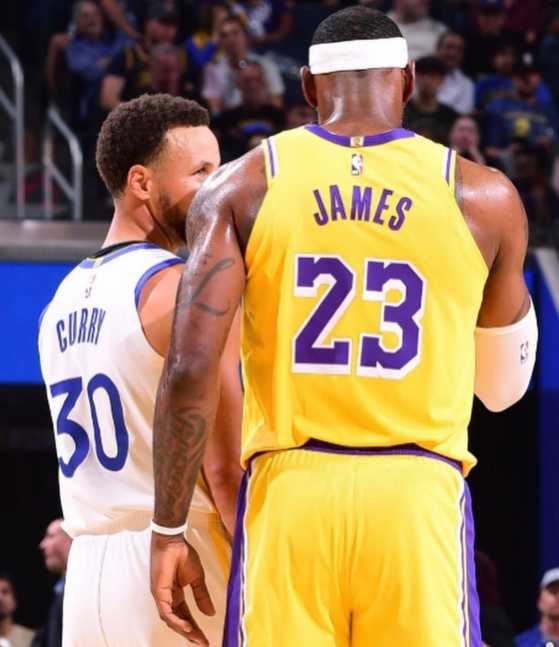 nba扭脚为什么没事(主帅宣！詹姆斯脚踝扭伤无大碍，赛后为对手拉票：库里该拿MVP)