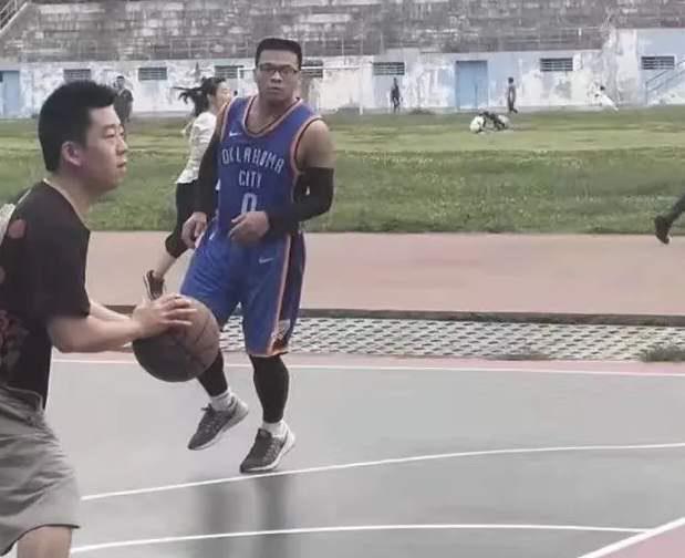 冒牌篮球高手(当路人撞脸NBA球星，傻傻分不清！冒牌姚明字母哥一起烧烤)