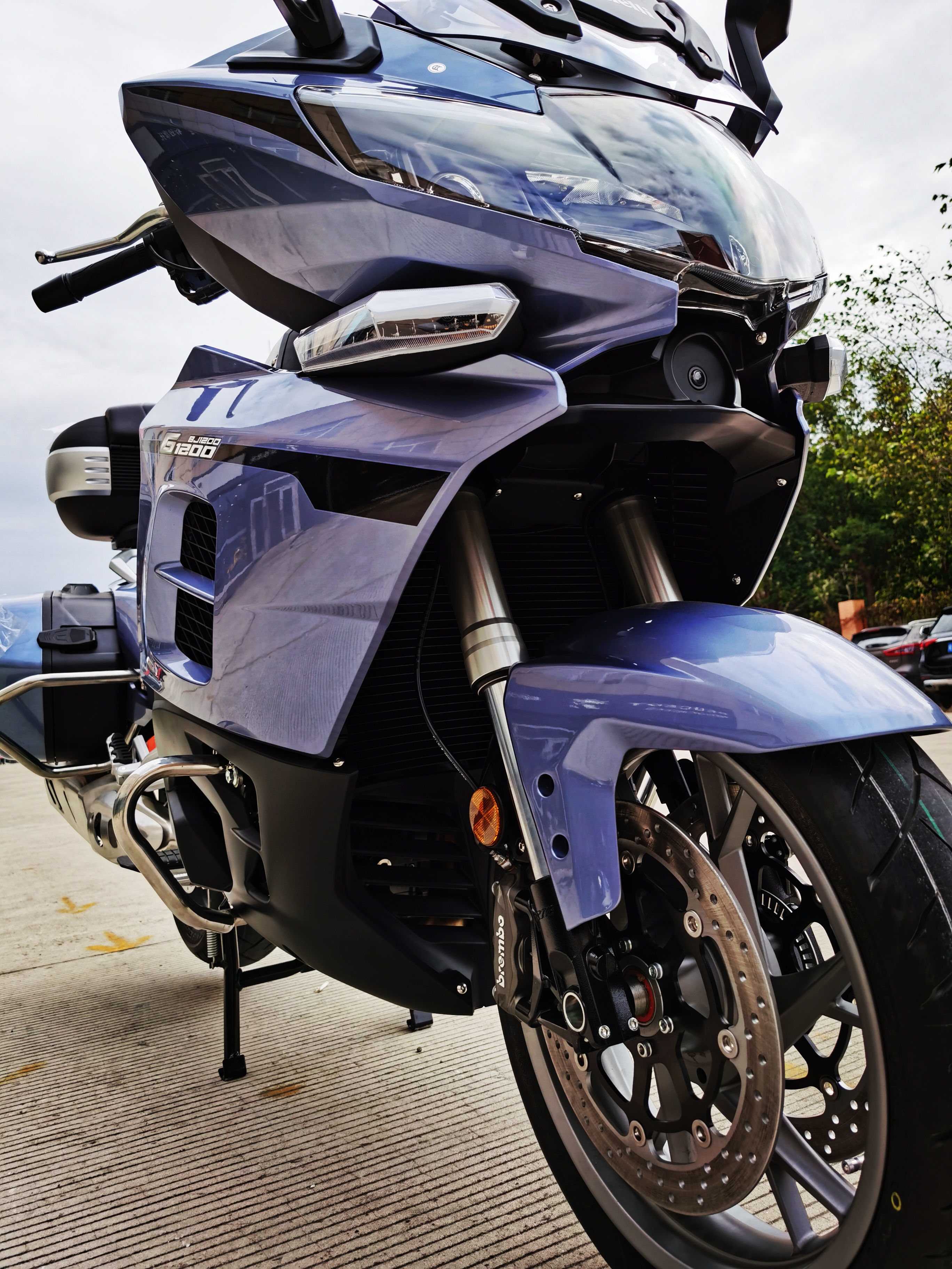 贝纳利1200gt发动机:1209cc的直列三缸水冷引擎,拥有和宝马最新r1250