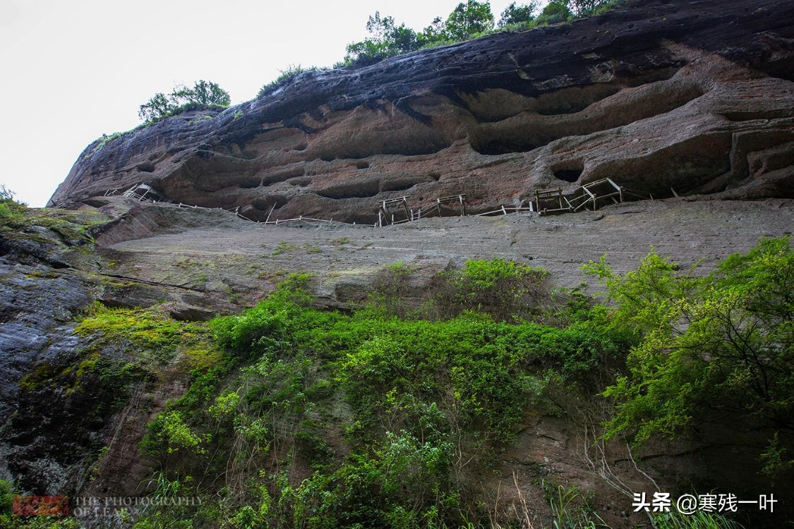 武夷山神奇天车架，为躲避战乱，古人在绝壁石洞建起300人的村子