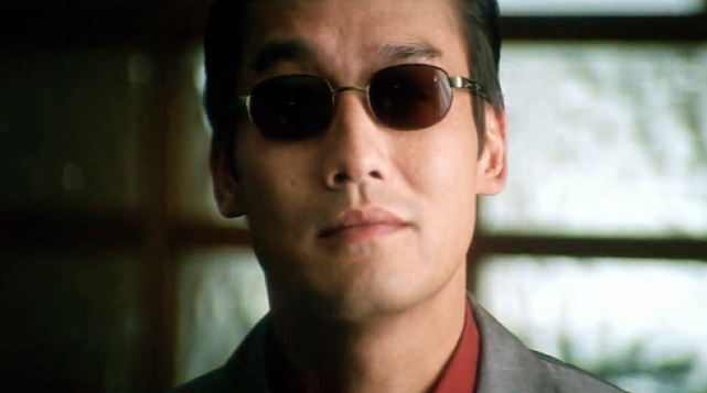 在《大丈夫》时,主角王钟从海洋公园的吊车跳下,弄得整个海洋公园警钟