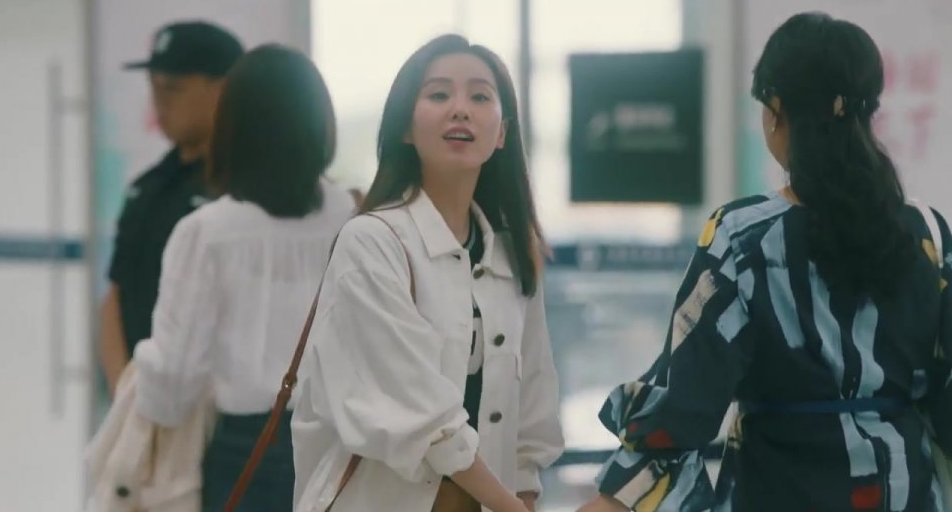 友情渐行渐远，曾经的信任与亲密如今变得疏离而陌生