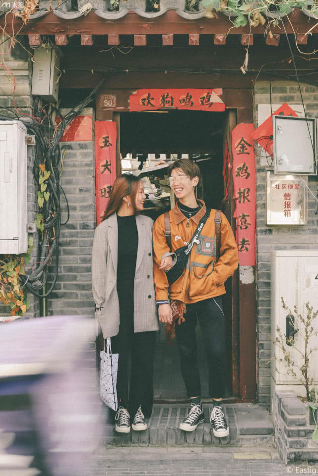 他们在北京的街头拍摄情侣写真，这碗狗粮你打算怎么吃