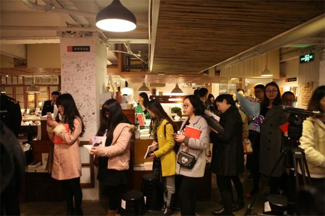 2005年“背母上学”的刘霆，十年后变性，参加选美比赛成功获奖