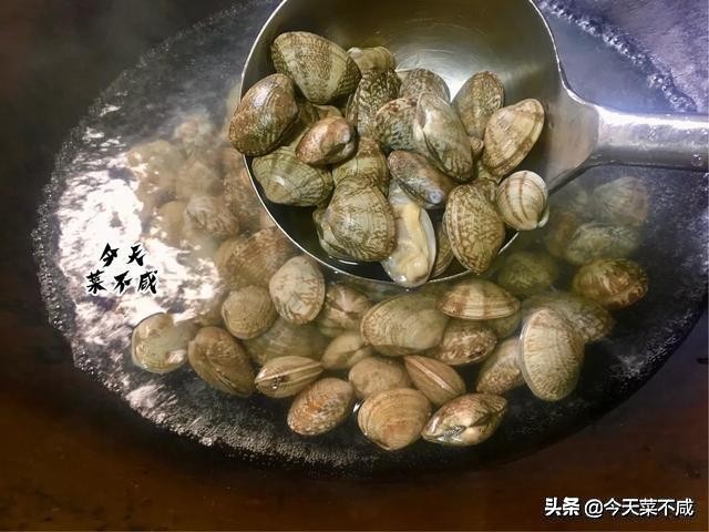 花蛤吐沙,放香油,放盐都错,买对了蛤蜊才不会有沙,难怪不好吃