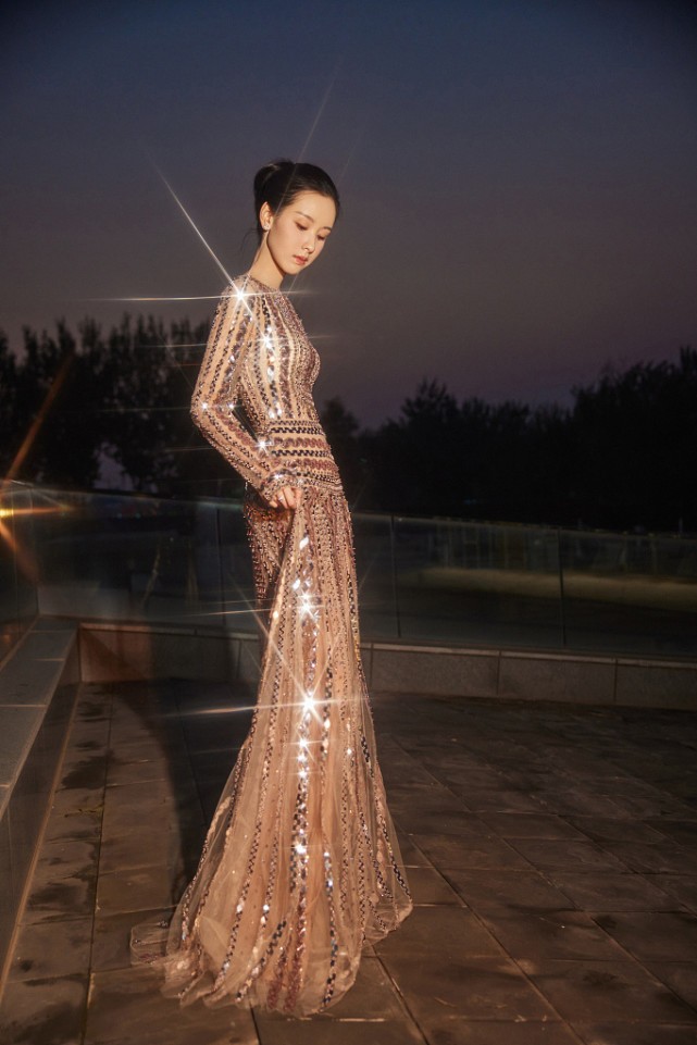 “校花”陈都灵长大了，穿一袭抹胸小礼裙挺有女人味，贵气感满满