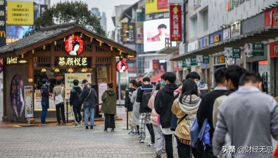 破圈的茶颜悦色：150元一杯还要排队，走上喜茶老路