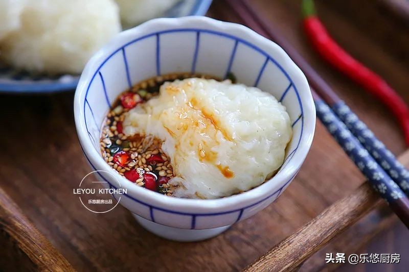 秋冬多吃萝卜好处多，简单一蒸，软软糯糯，再蘸上料汁吃，太香了