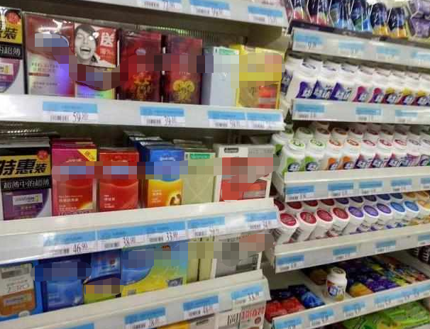 “我要这个香蕉糖？”，收银台前女儿指着避孕套，妈妈神回复绝了