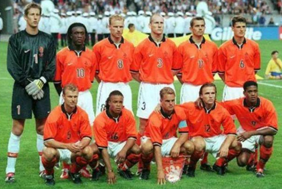 98世界杯荷兰队战绩(98年世界杯最让人意外的不是法国夺冠，而是巅峰荷兰折戟半决赛)