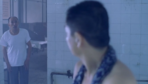 二十年前的电影《洗澡》，剧情却寓言了现代家爱情仇