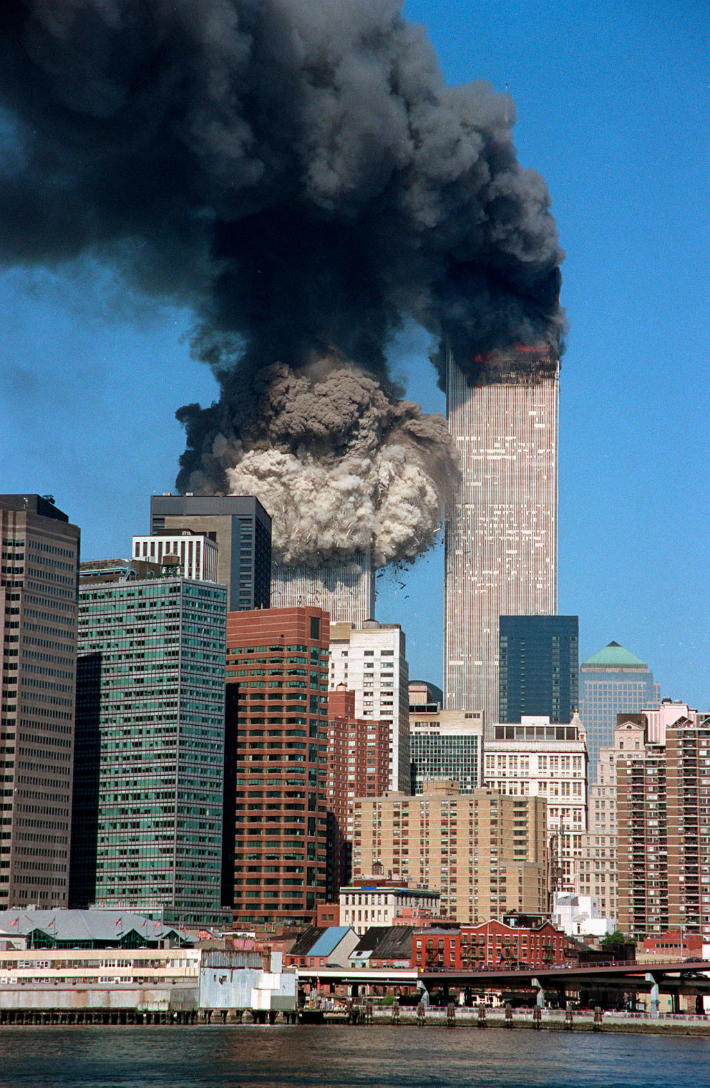 纽约世贸大厦是怎么倒塌的，到底是飞机撞击，还是定向爆破？